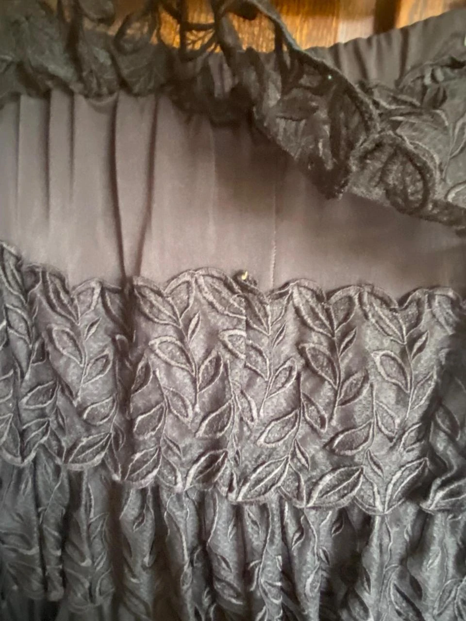 Minissaia preta de renda com babados escalonados, estilo romântico ou coquette – photo 8